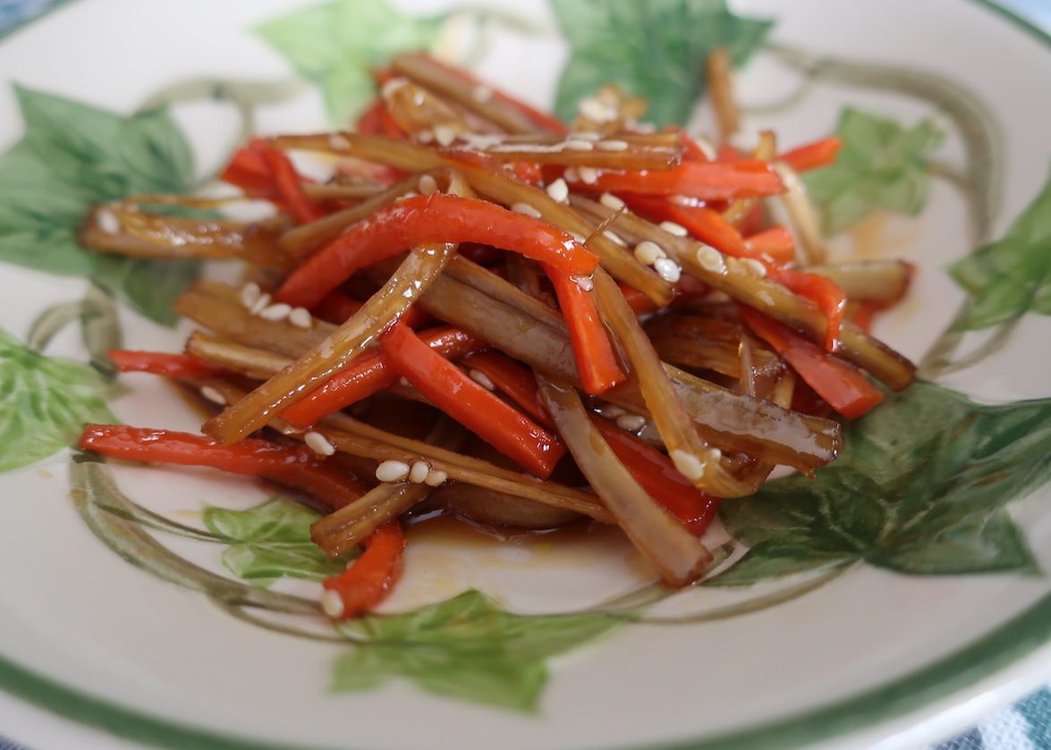 Kinpira Gobo (Japanese style stirfried burdock root with carrot, きんぴらごぼう)