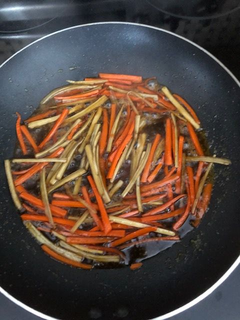 Kinpira Gobo (Japanese style stir-fried burdock root with carrot, きんぴらごぼう)