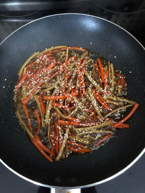 Kinpira Gobo (Japanese style stir-fried burdock root with carrot, きんぴらごぼう)