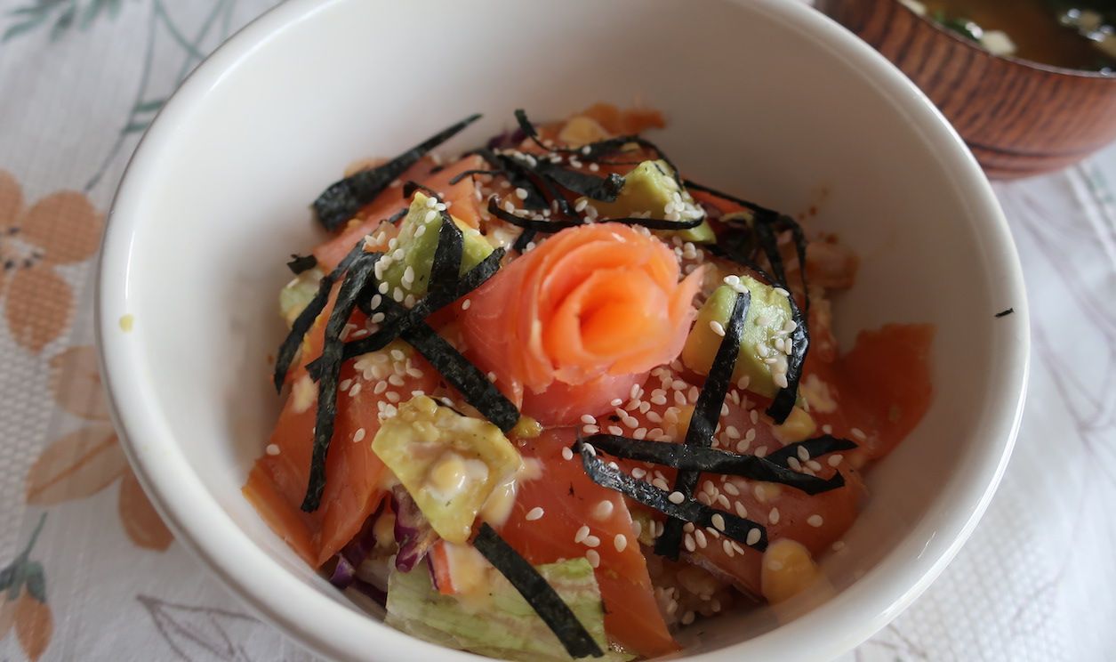 Smoked salmon don（A bowl of rice topped with smoked salmon, スモークサーモン丼）