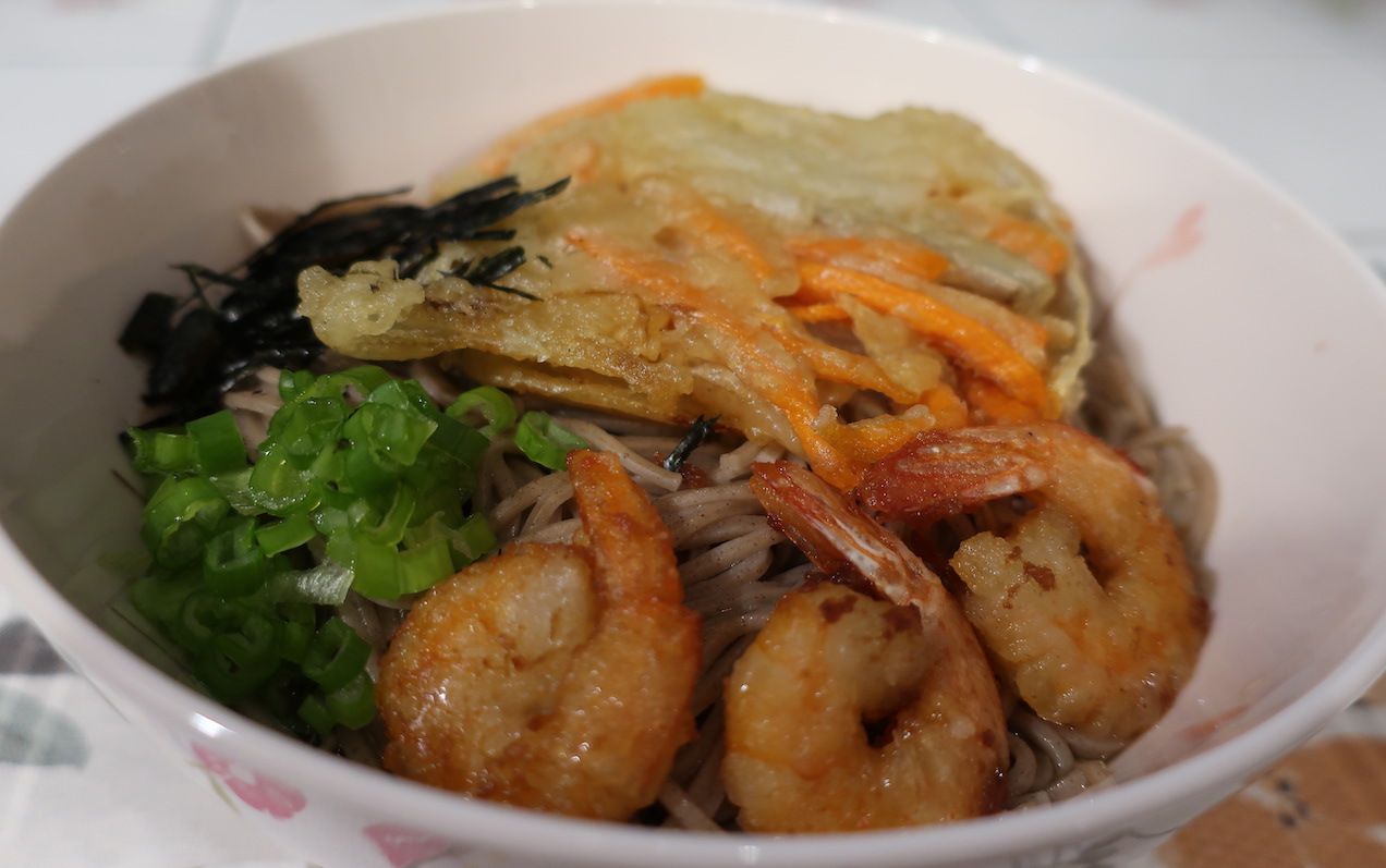 Toshi Koshi Soba {Hot Soba noodles with Kakiage, shrimp tempura and hot soup, (かき揚げと海老天ぷらの年越し蕎麦)}
