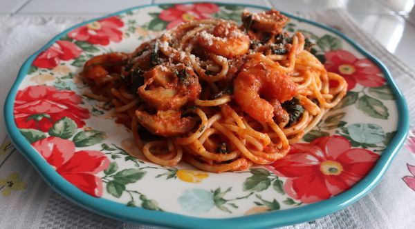 Shrimp spinach pasta with tomato sauce (エビとほうれん草のトマトパスタ)
