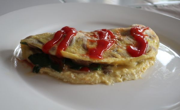 Easy 5 minutes Japanese style omelette（Omelette with mushrooms, cheese and spinach, 簡単5分で作れるキノコとチーズとほうれん草のオムレツ ）