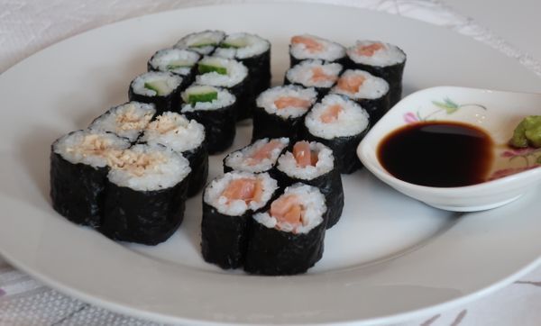 Hosomaki sushi (Thin rolls of smoked salmon, cucumber and tuna mayonnaise, スモークサーモン細巻き・かっぱ巻き・ツナマヨ細巻き）
