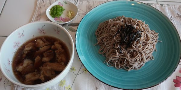 Cold soba noodles with hot pork noodle soup (豚肉つけ蕎麦)