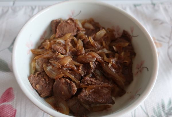 Gyu don style steak don (A bowl of rice topped with sweet savory steaks, 牛丼スタイルステーキ丼)
