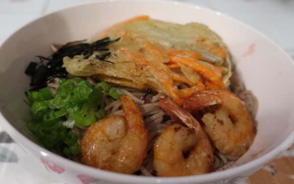 Toshi Koshi Soba {Hot Soba noodles with Kakiage, shrimp tempura and hot soup, (かき揚げと海老天ぷらの年越し蕎麦)}
