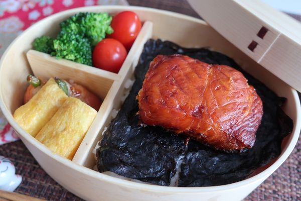 Sake Nori Bento (Bento With Salmon, Nori, And Japanese Omelette, 鮭のり弁当)